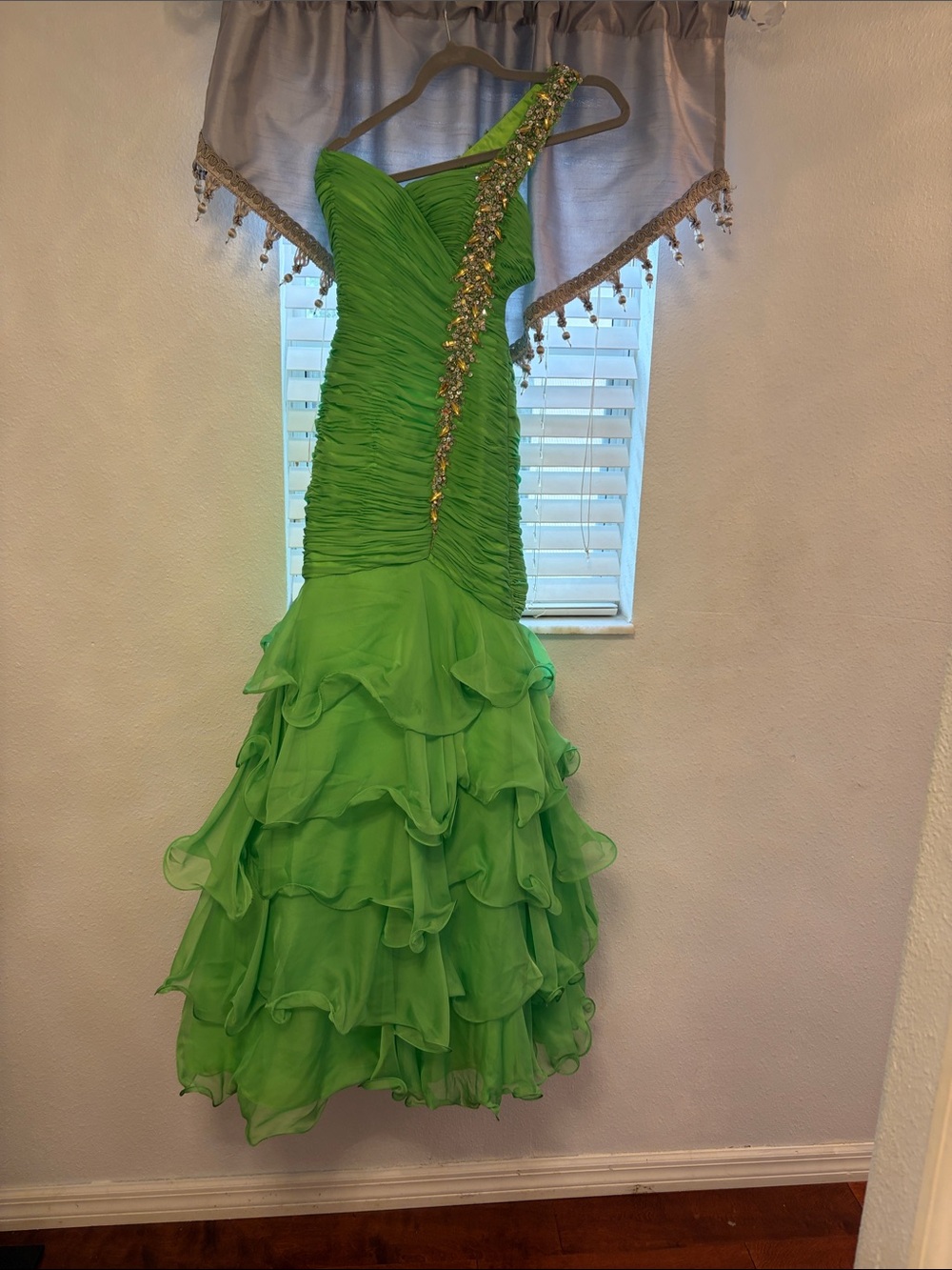 Green One-Shoulder Ruffled Evening Dress